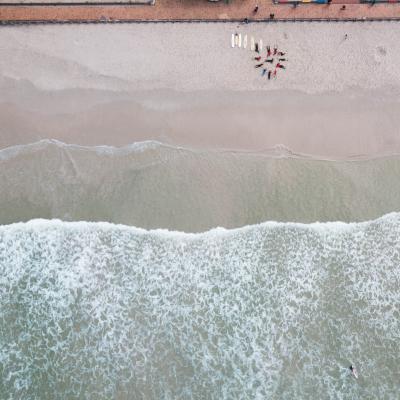 Projects Abroad vrijwilligers geven surfles aan lokale kinderen op het surf project in Kaapstad, Zuid-Afrika Surf project vrijwilligers werken met de lokale kinderen in Zuid-Afrika
